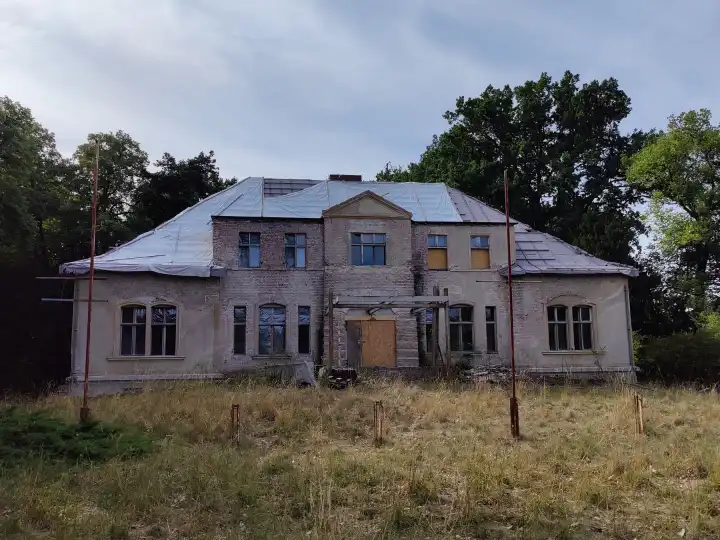 Umbau und Instandsetzung einer denkmalgeschützten Gutsanlage zum Wohnhaus in Spreenhagen