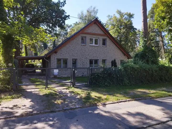 Einfamilienwohnhaus mit Einliegerwohnung in Zeuthen Einfamilienwohnhaus mit Einliegerwohnung in Zeuthen